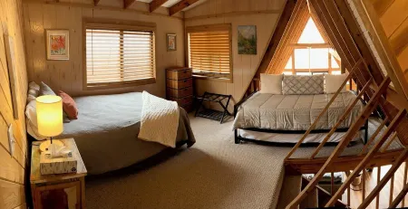 Charming 4-bedroom chalet with lake access in enchanting Innsbrook.