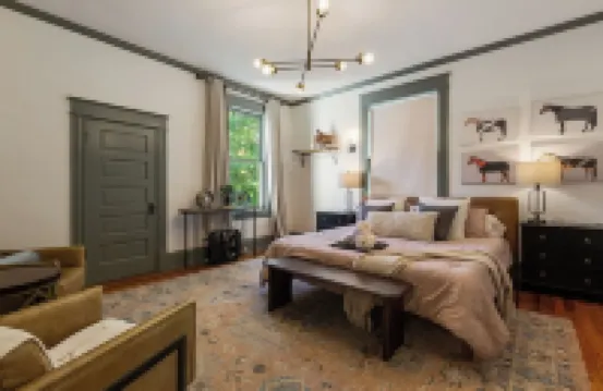 Bourbon Trail Retreat . Sleeps 10 + Hot Tub. In the Heart of the Bourbon Trail