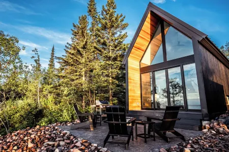 BRAND NEW Lakefront Tiny Home w/ Treehouse Sauna - Jarvi Cabin at Stay Boreal