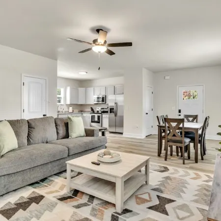 Greer Charm: Pet-Friendly 2BR with Fire Pit