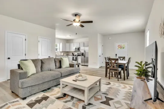 Greer Charm: Pet-Friendly 2BR with Fire Pit