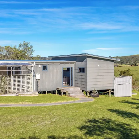 Harvest Cottage Onetangi Отели рядом с достопримечательностью «Уаихеке»