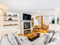 The Quechee Haus: VT Retreat with Outdoor Hot Tub Hotels in Quechee