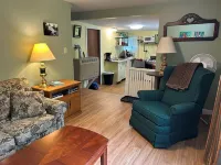 The Bungalow. Cedar shake cabin near Mount Bohemia, boat launch, beach. Private
