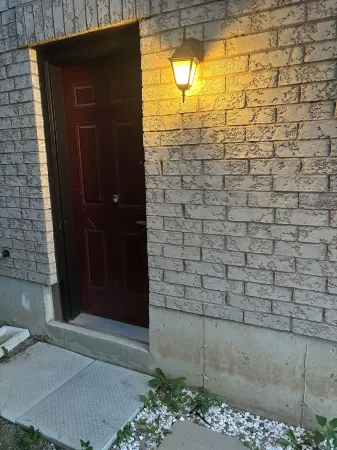 Niagara Falls Basement Suite 15 mins away from Falls Отели в г. Торолд