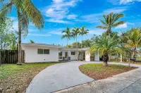 Palm House Near Beach, Game Room, Pool & King Beds Hotels in Wilton Manors