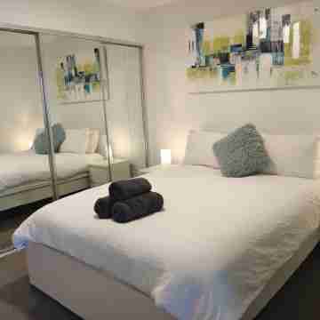 Spacious 2bed Apt With Netflix+wifi +pool+bbq+ Rooms