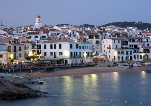 New near train station air conditioning and 3-star balcony