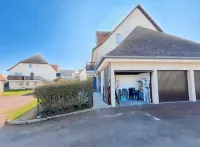 Small private courtyard - 1 minute walk from the beach