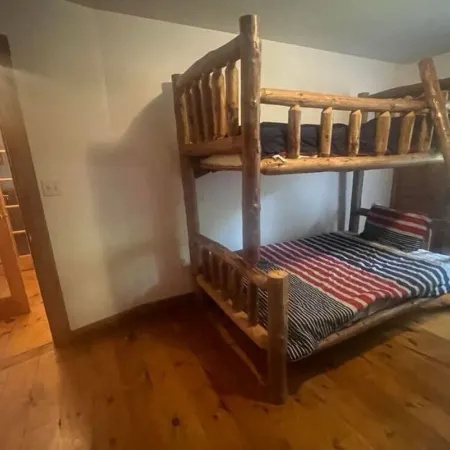 Cozy 3-bedroom cabin off the grid in the Smokey mountains with WiFi, AC