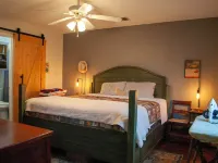 Family Pet Friendly 3-Bedroom Vintage Inspired House in Kyle - Plum Creek Hotels in Kyle