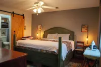 Family/Pet Friendly 3-bedroom Vintage Inspired house in Kyle