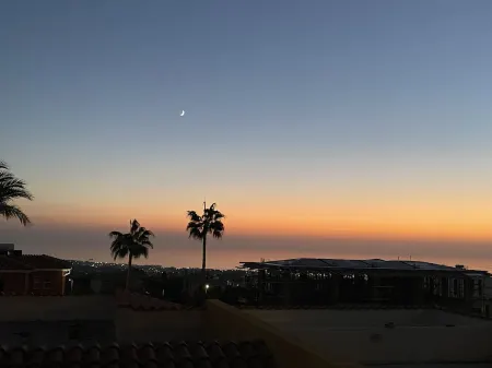 Spacious, modern apartment with ocean views - 10 mins to the beach!