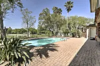 Pool & Hot Tub: Lakefront Harlingen Home - Pools