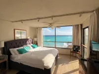 Beachfront 2-bedroom condo in St Lawrence Gap near Oistins 도버 호텔