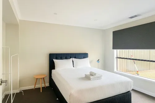 CasaAria: Spacious 4-bedroom house. Modern, Contemporary, Luxe Linens Hotels in Truganina