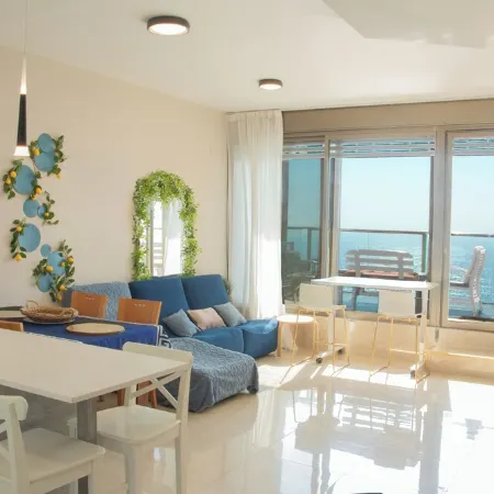 Beachfront Bliss. 3 bedroom. Privacy Отели в г. Шарон