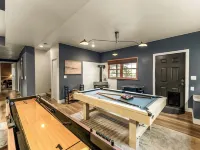 New 4BR Luxe Getaway Stunning Views/ Hot Tub/ Home Theater & Games- Pet Friendly 貝利住宿飯店