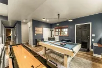 New 4BR Luxe Getaway Stunning Views/ Hot Tub/ Home Theater & Games- Pet Friendly