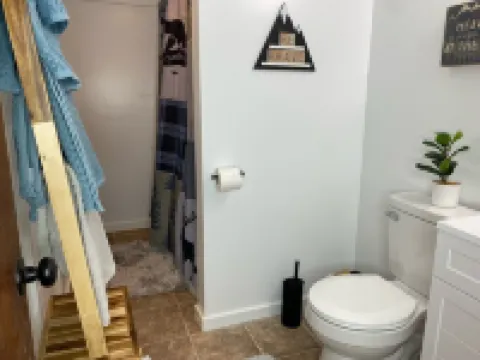 Charming 1-bedroom apartment with WiFi and AC in beautiful Indian Lake. 哈密爾頓縣酒店