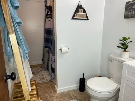 Charming 1-bedroom apartment with WiFi and AC in beautiful Indian Lake.