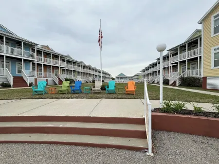 Beach Front Cozy 2-bedroom condo in peaceful Pass Christian with WiFi, AC