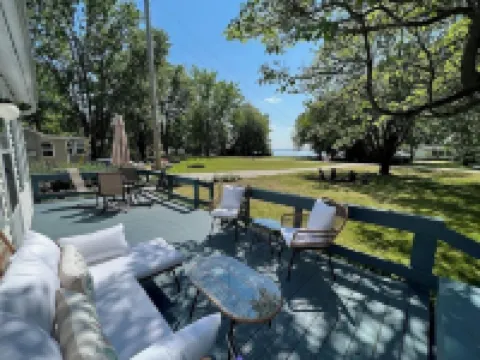 Charming Lakeside 2-bedroom cottage in lovely Alburgh, VT Hotels in Alburgh