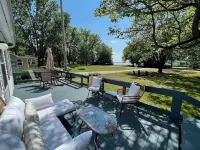 Charming Lakeside 2-bedroom cottage in lovely Alburgh, VT 알버그 호텔