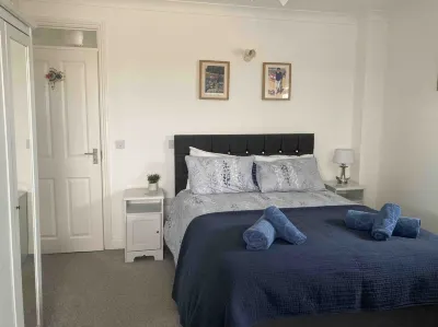Beach Side Luxury Ground Floor Apartment With Private Garden and Parking Отели рядом с достопримечательностью «White House Beach Caravan and Motorhome Club Campsite»