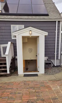 Cozy 1 bedroom basemant apt with private entrance and AC in the heart of Salem