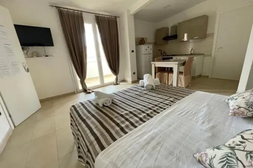 -DIMARTINO HOME-Double Room with Balcony (2 Adults + 1 Child)