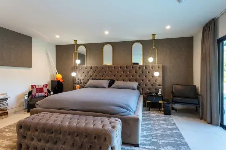 LA Hills Modern Pool Home w Movie Theater & View Отели рядом с достопримечательностью «Универсальный город/Студия»