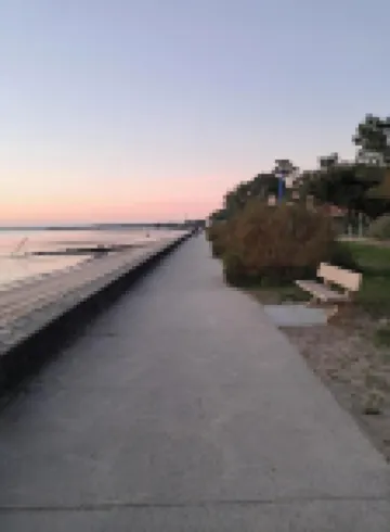 Family house, near Mauret beach with garden, sleeps 6 昂代諾萊班酒店