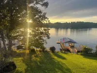 Lake House Getaway! 4-bedroom house on Boone Lake near JC with AC, WiFi, Dock