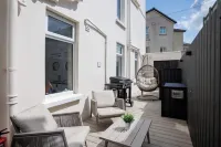 111 By Mayfair - Luxurious, Sea Views, 12 Bedroom Home - Centre of Portrush.