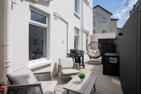 111 By Mayfair - Luxurious, Sea Views, 12 Bedroom Home - Centre of Portrush. Отели в г. Портраш