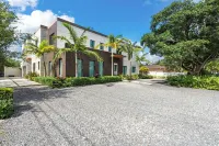 New Central Miami Home, Sleeps 20, 70' TV, Pool, Game Room, Spacious Backyard