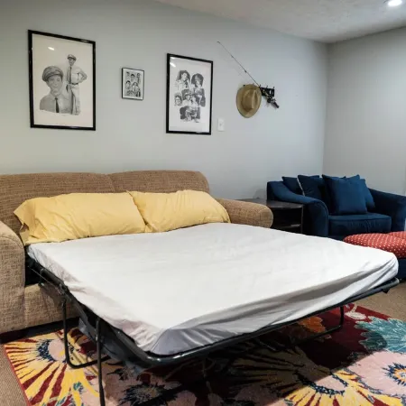 1-bedroom apartment, sleeps 4, in lovely Pilot Mountain-walk to Main st! Unit 2