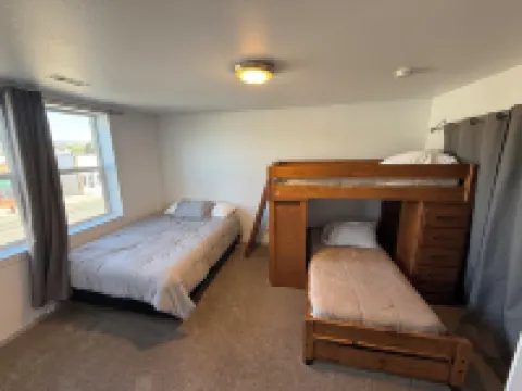 Enjoyable 2-bedroom condo with AC / Heat in charming Downtown Beaver