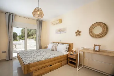 Newly furnished apartment with outdoor pool and absolute sea view! Hôtels à proximité de : Anthony Quinn Bay