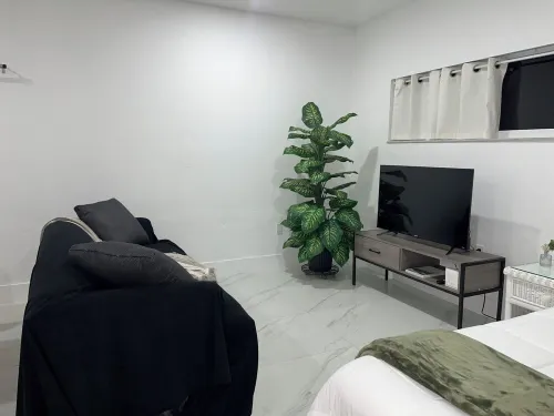 Cozy studio in home with private parking and entrance in charming Pembroke Pines