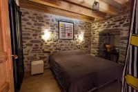 Le manoir de la Chaumette Independent apartment with games room and swimming pool