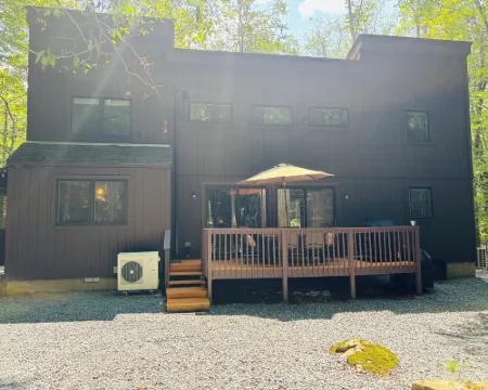 Cozy Cabin Escape w. Fireplace + Fire Pit 萊克酒店