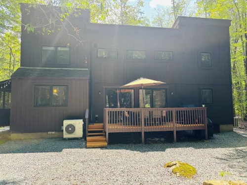 Stylish Pocono Cabin • Fire Pit • Sleeps 8