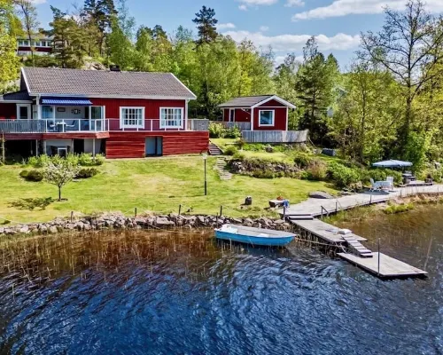 Waterfront Guesthouse with Private Dock & Rowboat Hotels in Trollhattan