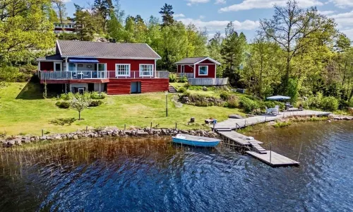 Lake House Retreat with a Dock, Boat & Guesthouse Hotels in Trollhattan