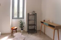 Renovated T2 apartment in the heart of Suze-la-Rousse Hotels in Suze-la-Rousse