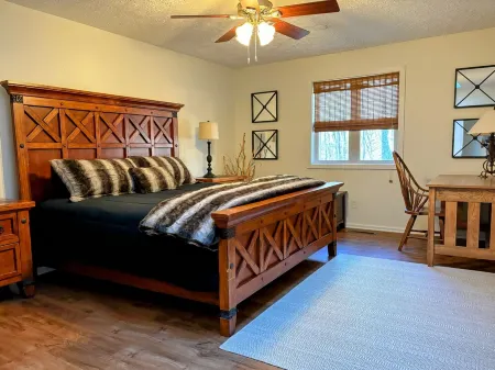 Wolf Laurel Mountain Escape: Cozy Cabin, Fireplace, near Hatley Pointe, Secluded