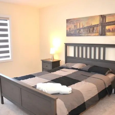 Luxury 4 BR Corner Home Near Niagara Falls – Perfect for Families & Groups!