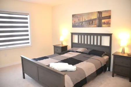 Luxury 4 BR Corner Home Near Niagara Falls – Perfect for Families & Groups!